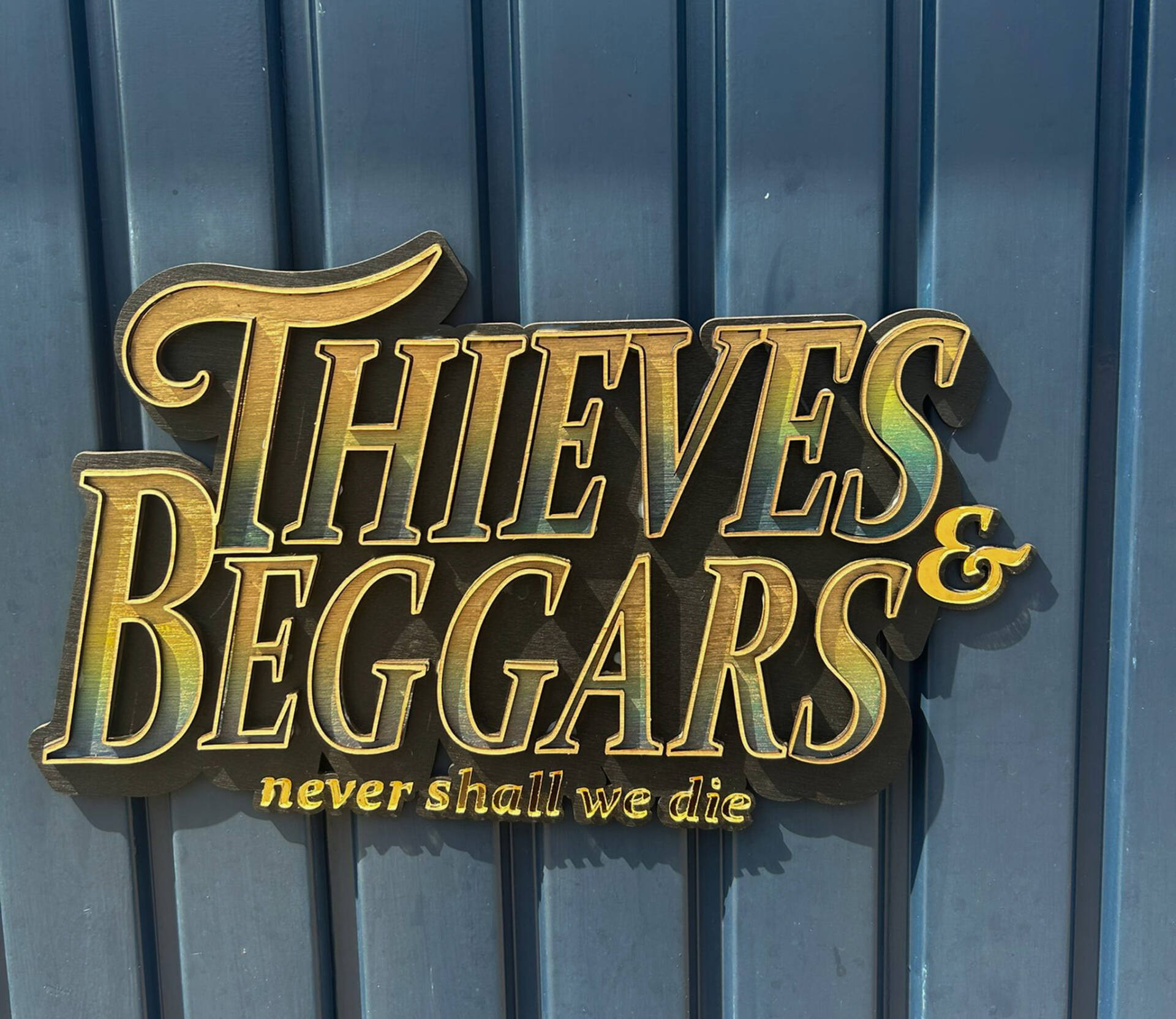Thieves & Beggars bord