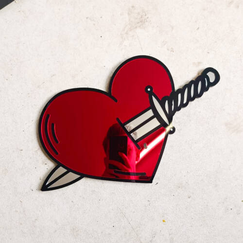 hart met dolk spiegel